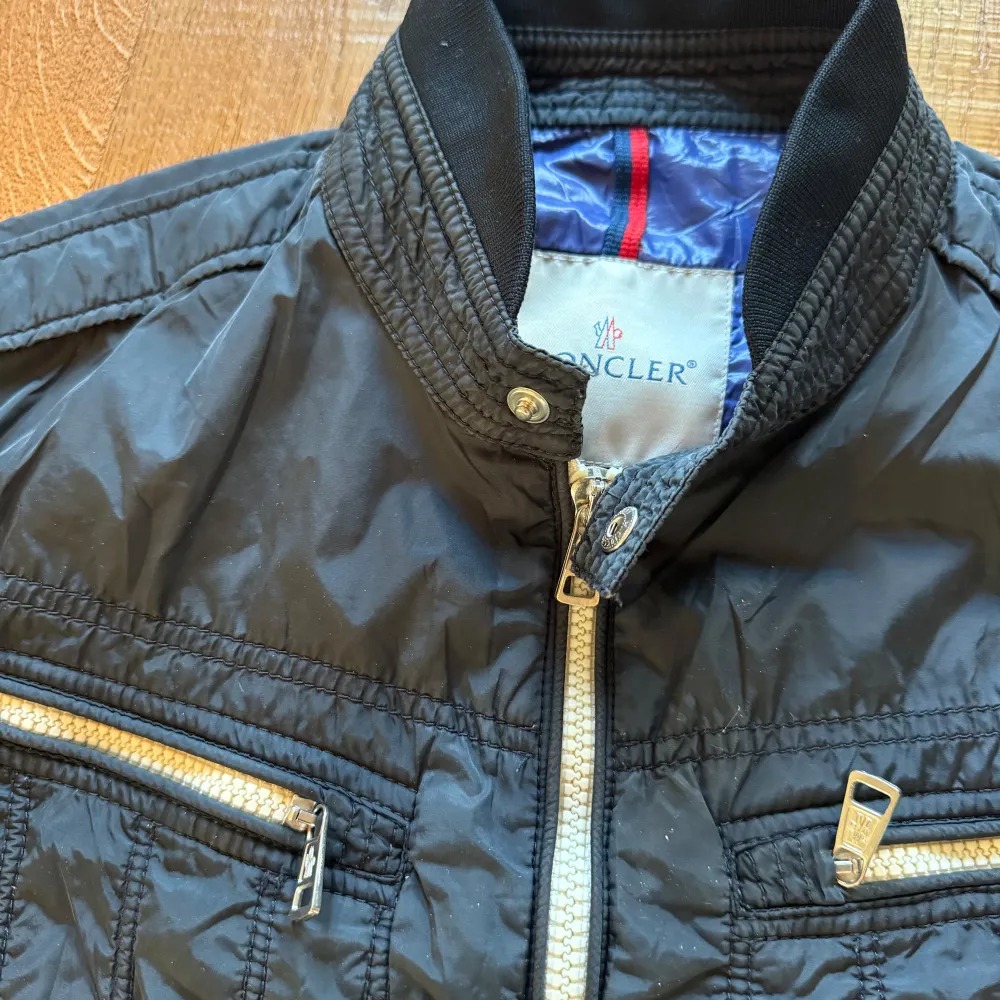 Snygg blå jacka från Moncler med dragkedja och flera fickor. Jackan har en quiltad design och ribbad krage. Perfekt för en stilren look. Storlek 3 motsvarar M hör av er för frågor eller funderingar, väldigt bra skick!. Takit.