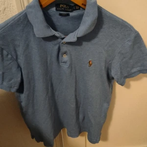 Pikétröjor och rutig skjorta från Ralph Lauren - Säljer tre pikétröjor i blått, mörkblått och grönt samt en långärmad rutig skjorta från Ralph Lauren. Pikétröjorna har klassisk krage och knappslå, medan skjortan har ett stilrent rutmönster i vitt, blått och rosa. Perfekta för en stilren look! Priset för skjortorna 1600 för både två och piké 600 för alla tre. 