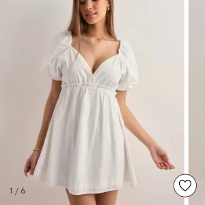 Vit studentklänning  - Jättefin med lappar kvar! Säljer då jag bestämt mig för en annan.