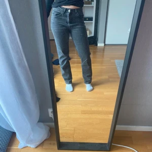 Svarta jeans från Gina - Snygga svarta straight jeans från G Perfect Jeans i storlek 34. Passar mig som är 160💕 pris kan diskuteras