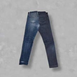Mörkblå jeans från A.P.C. - Snygga mörkblå jeans från A.P.C. med en klassisk design. Dessa jeans är även selvedge vilket innebär att man köper dom mörka i färgen och sedan utvecklas dom med tid och användning till en helt exklusiv och unik design. Jeansen är helt oanvända och kommer därför att förändras med tiden precis beroende på hur du använder dom! Tveka inte på att höra av er om ni har frågor! Allt gott!