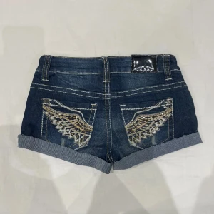 Lågmidjade shorts - Säljer ett par Lågmidjade jeansshorts då de inte passar mig💗midjemått tvärsöver är cirka 34 cm så ungefär w24-w25. Bilderna är lånade från den förra ägaren.