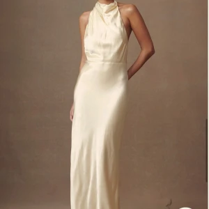 Champagnefärgad klänning - Jättefin långklänning i champagne/ljusgul färg med halterneck och öppen rygg 💛Fin till bal 🤩Aldrig använd och säljer då den inte kommer till användning. Köpt för 1600kr 