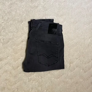 Svarta jeans från replay - Snygga svarta jeans från replay. Storlek 30, skick 9/10