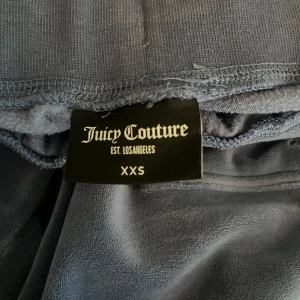 Blåa mjukisbyxor från Juicy Couture - Säljer ett par blåa mjukisbyxor från Juicy Couture. Byxorna har snörning i midjan med silverdetaljer och en broderad logotyp på sidan. Perfekta för en avslappnad stil. Ordinarie pris 1000 men sälj för 460 pris kan diskuteras 