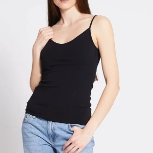 Svart och vit linne - Säljer två stilrena linnetoppar i svart och vitt. De har smala axelband och en enkel design som passar perfekt till jeans eller kjol. Perfekt för sommardagar eller som basplagg i garderoben.