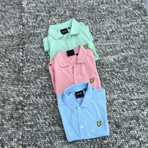 Färgglada pikétröjor från Lyle & Scott - Säljer tre stilrena pikétröjor från Lyle & Scott i färgerna mintgrön, rosa och ljusblå.  Finns att  köpa i våra annonser på profilen! Nypris för alla tre är 2400kr! /Scandi Reventio
