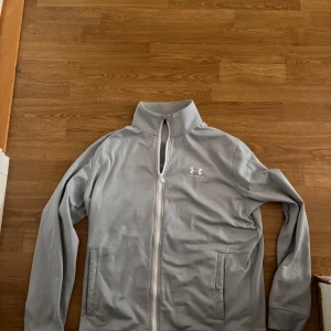 Grå tröja från under armour  - Snygg grå tröja från under armour, tröjan är i bra skick utan några synliga fel