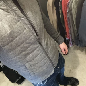 Grå quiltad väst från Riley - Säljer en stilren grå quiltad väst från Riley. Västen har en dragkedja framtill och praktiska fickor. Perfekt för lager-på-lager under kyligare dagar. Den är i väldigt bra skick. Skriv om du undrar något!🔥🙌