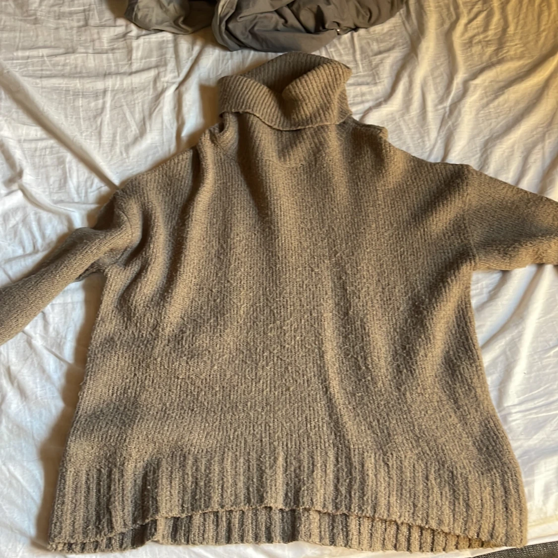 Beige stickad polotröja från 157