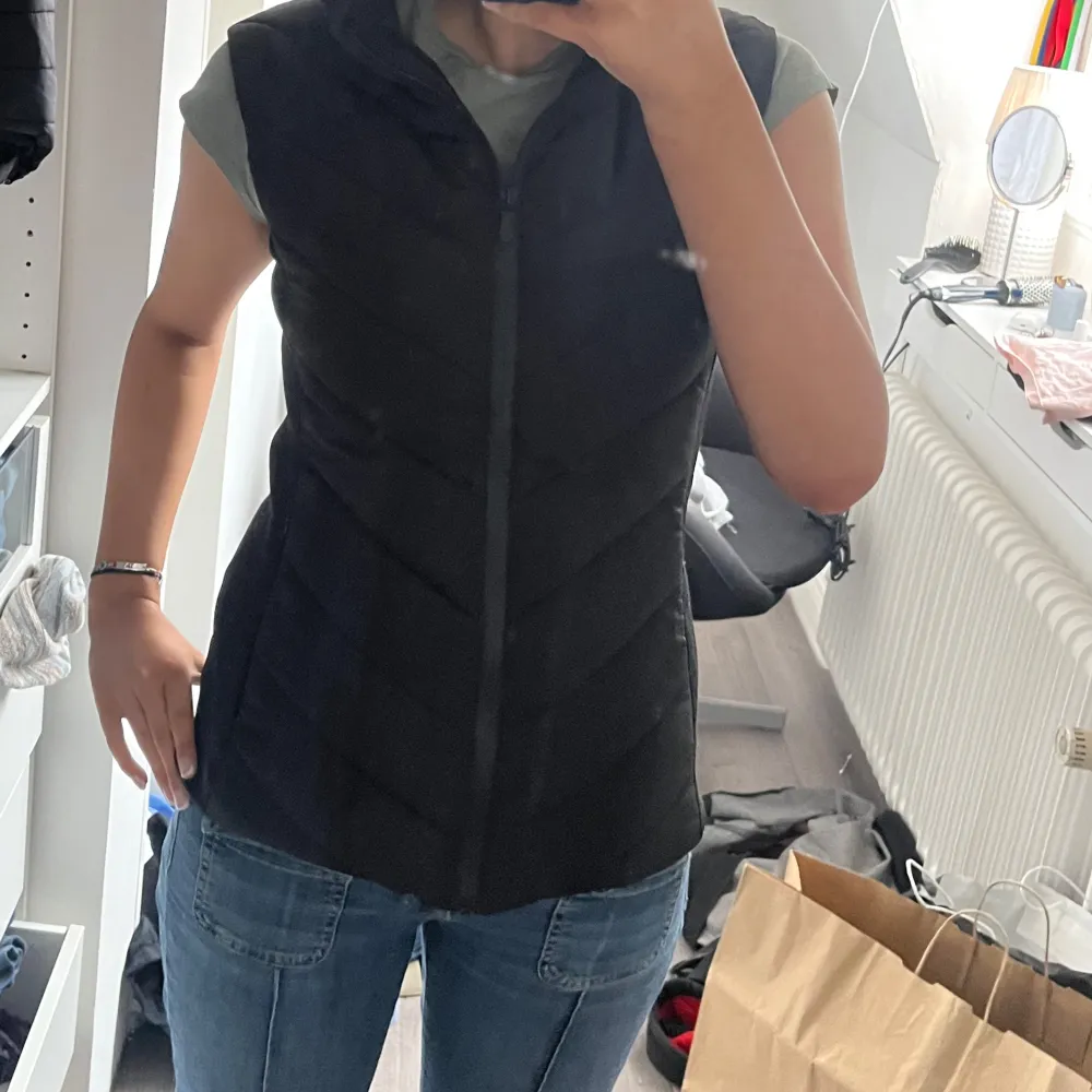 Snygg svart dunväst från Zara med dragkedja framtill. Perfekt för lager-på-lager under kyligare dagar. Västen har en stilren design och är lätt att matcha med olika outfits. Använts fåtal gånger. Takit.