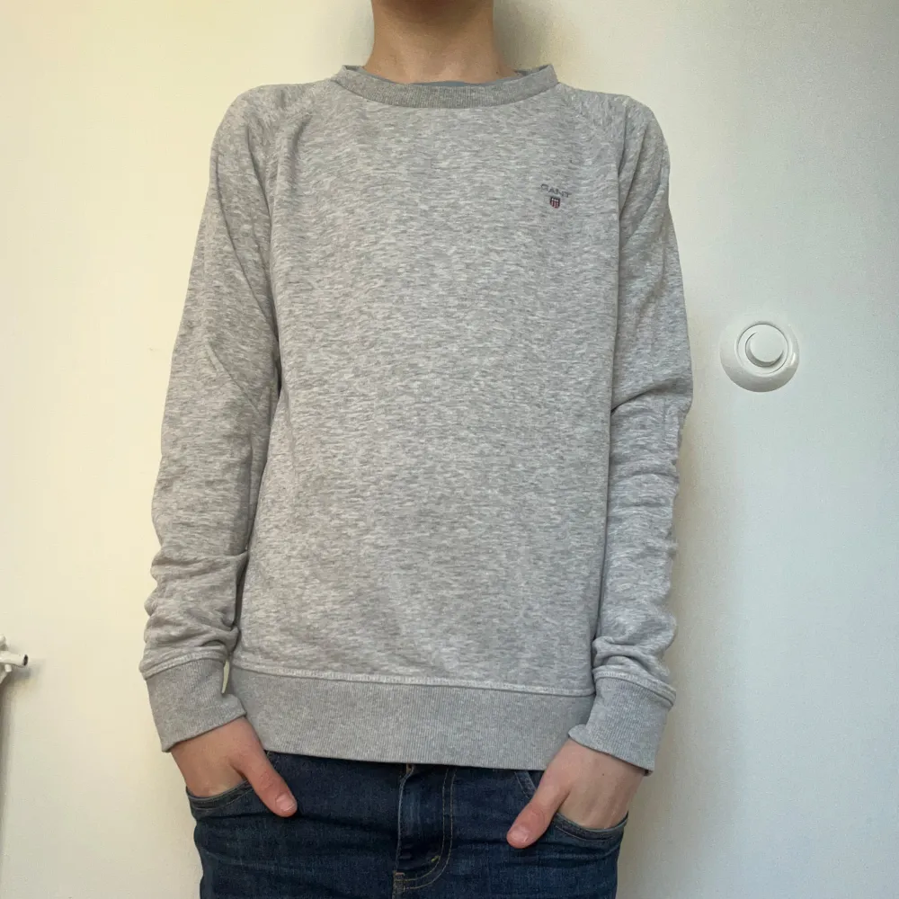 Sälje är en grå tröja från Gant som är i nyskick och inte använd mycke. Storleken är 12 år men sitter lite stort på mig som ör ca 163cm så jag skulle tro att den passar perfekt för dig som är ca 167-170! (Pris kan diskuteras vid snabb och smidig affär!). Neuletakit & Villapaidat.