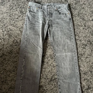 Grå Levis 501 storlek 32/32 - Säljer ett par klassiska grå Levis 501 jeans. 