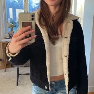 Svart manchesterjacka med teddyfoder - Säljer en snygg svart manchesterjacka med mysigt vitt teddyfoder. Jackan har knappar framtill och långa ärmar🥰skriv vid funderingar!!💕💕