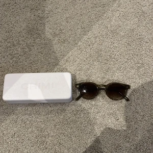 Solglasögon från Chimi/01or - Snygga solglasögon från Chimi med runda linser och transparenta gröna bågar. Perfekta för en stilren look. Kommer med ett vitt fodral.