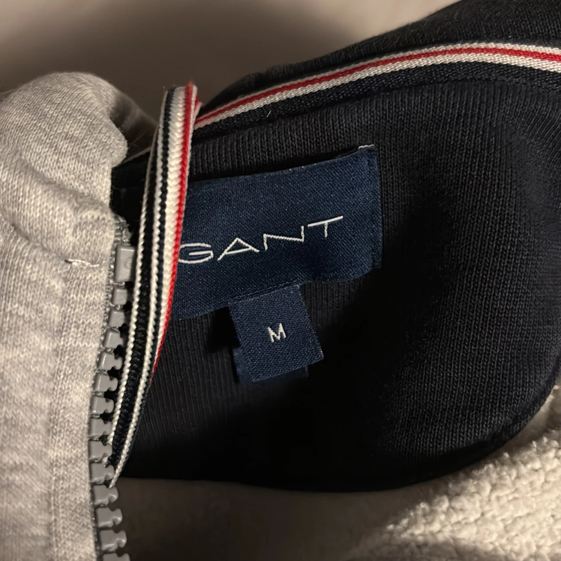 Grå hoodie från GANT - 2