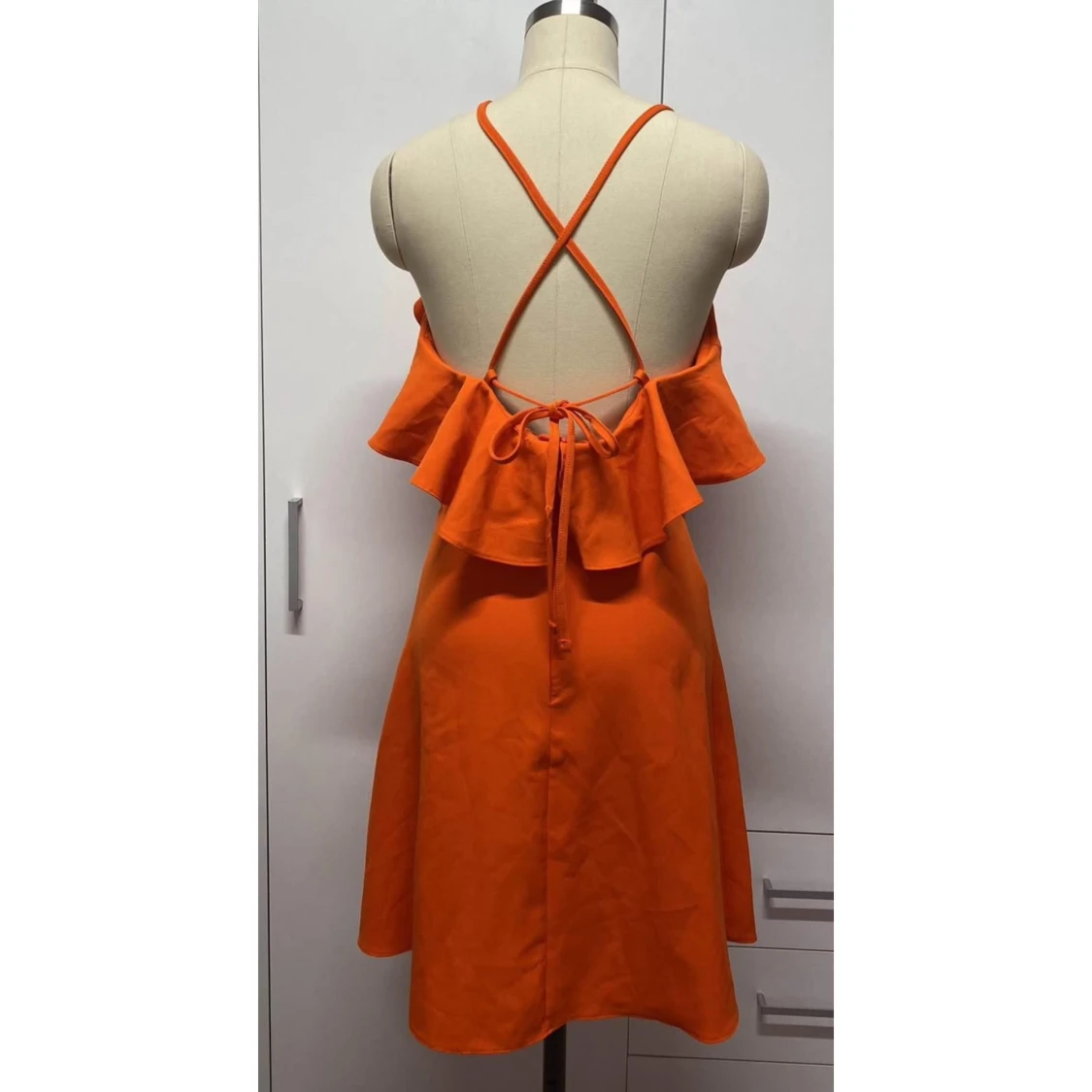 Orange klänning med volangdetalj - 1