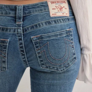 Blå jeans från True Religion - Snygga blå jeans från True religion. Köpte på Nelly och säljer då jag inte andvänder dom. Köpta för 1 399. Andvända ca 2 ggr. 