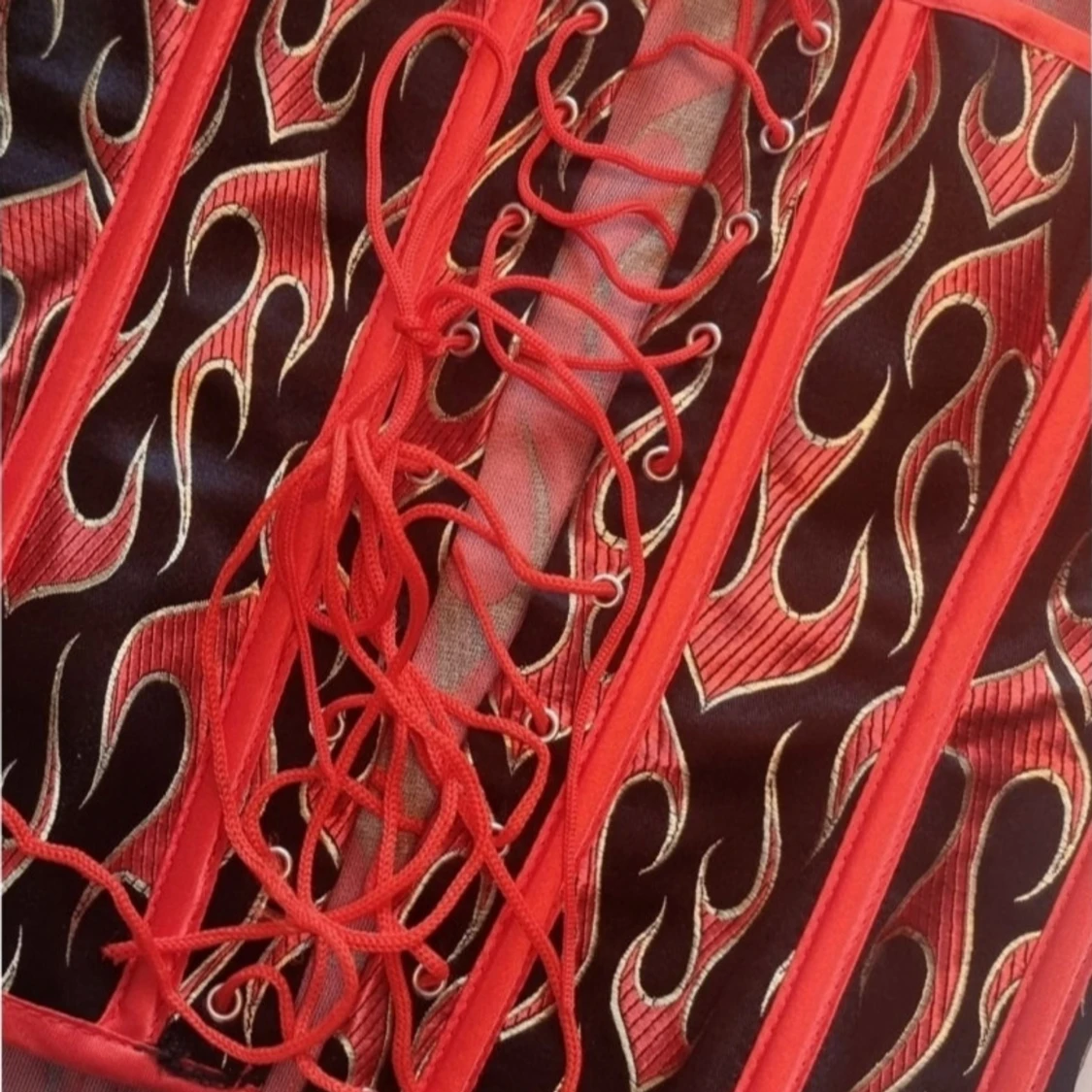 Svart korsett med eldflammor - 2