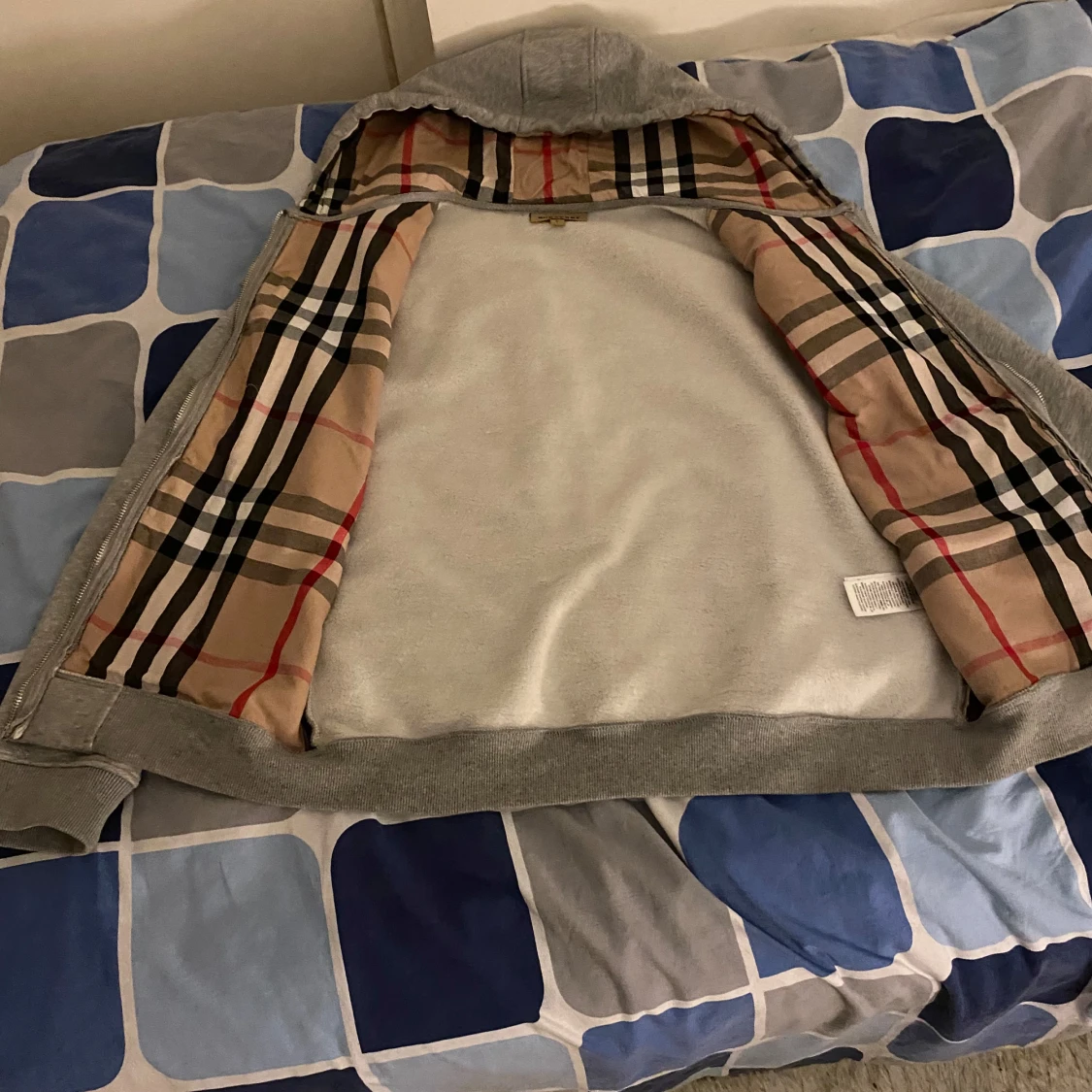 Grå huvtröja från Burberry - 1