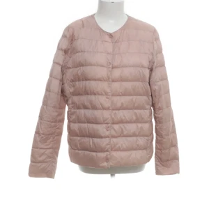 Rosa dunjacka, lättviksjacka - Säljer en rosa dunjacka från UNIQLO med rund hals och knäppning framtill. Jackan har en quiltad design och långa ärmar. En lätt och smidig jacka som passar till många tillfällen. Kan användas nu i vår och i höst🌷🌸