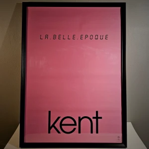 Kent - Affisch, 50x70cm - Kent - La Belle Epoque affisch, 50x70cm  Inga tejprester eller hål!  Skickas i papprulle! Tavelramen ingår inte!