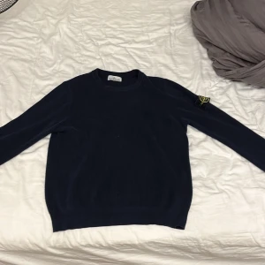 Stone island knitted  - Den är en perfekt tröja för den kalla hösten som kommer och jag lovar att den kommer hålla en varm med den stickade bomullen.