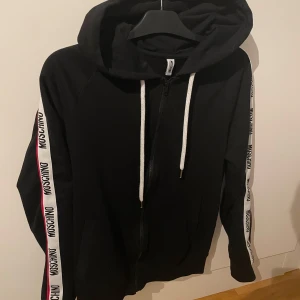 Moschino zip tröja - Säljer denna sköna zip i Storlek S