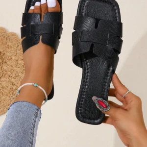 Svarta sandaler med fyrkantig tå - Stilrena svarta sandaler med breda remmar och fyrkantig tå.                                                                Perfekta för en trendig sommarlook.                     