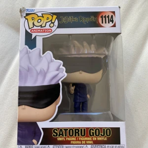 Gojo saturo funko pop - Gojo Saturo från Jujutsu Kaisen funko pop, kartongen har viss slitage men inget som påverkar helheten. Själva figurinen har inga skavanker🌸 