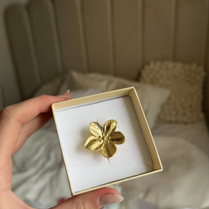 Guldfärgad blomformad ring - Blomring i nyskick, från by jolima🌸 justerbar