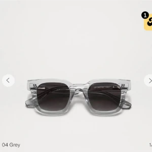 Grå rektangulära solglasögon - Säljer mina chimis 04! De är i mycket bra skick. Köpte de nya i somras. Allting följs med. Skriv till mig för bilder 