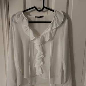 Vit blus - En jättefin blus från Zara. Perfekt för våren och sommaren. I väldigt bra skick, då den är använd fåtal gånger. Storlek XS.