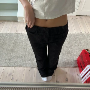 Lågmidjade kostymbyxor - Supersnygga randiga lågmidjade kostymbyxor från madlady!😍Helt slutsålda på hemsidan, nypris 649kr! Har sytt upp dem då jag är 160cm man kan läggas ner igen superenkelt!🥰Se storlek på sista bilden!