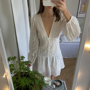 Vit klänning Zara - Superfin klänning från Zara med broderade detaljer. Om ni undrar något eller vill ha fler bilder är de bara att fråga!                Ca 57 cm i ärmen, 38 i midjan och 80 i längd. 