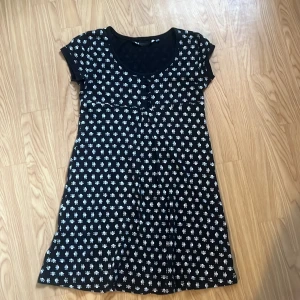 Lång emo babydoll topp - Lång babydoll topp som ungefär går till höfterna, med dödskallar på☠️den enda ”defekten” är att det är klippt i armhålorna men det är bara för att hålen var jättejättesmå men det syns inte när man har på sig den‼️