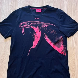 Hugo boss tröja - Säljes då ja ej använder den, har en liten fläck på ryggen som ej går att ta bort.