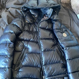 Moncler maya  - Använd men allmänt i bra skick, finns kvitto. Vid fler frågor kom privat.