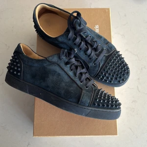 Christian Louboutin  - Storlek: 43.          Skick:MYCKET BRA.     SKICKAS MED I PAKETET: SKOR, BOX, DUSTBAGS OCH EXTRA SNÖREN