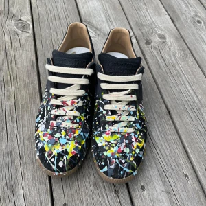 Maison Margiela paint splatter gats  - Här har vi troligen de enda äkta maison margiela paint splatter gats som finns på plick. Använda sparsamma. Sulan är oanvänd. Passar även en storlek större. Köpta på Grailed. Priset kan diskuteras