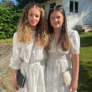 Vit spetsklänning från Gina tricot  - Säljer en söt vit klänning med v-ringning och spetsdetaljer. Klänningen är från Gina tricot och är i storlek 34. Perfekt till sommaren och studenten💛
