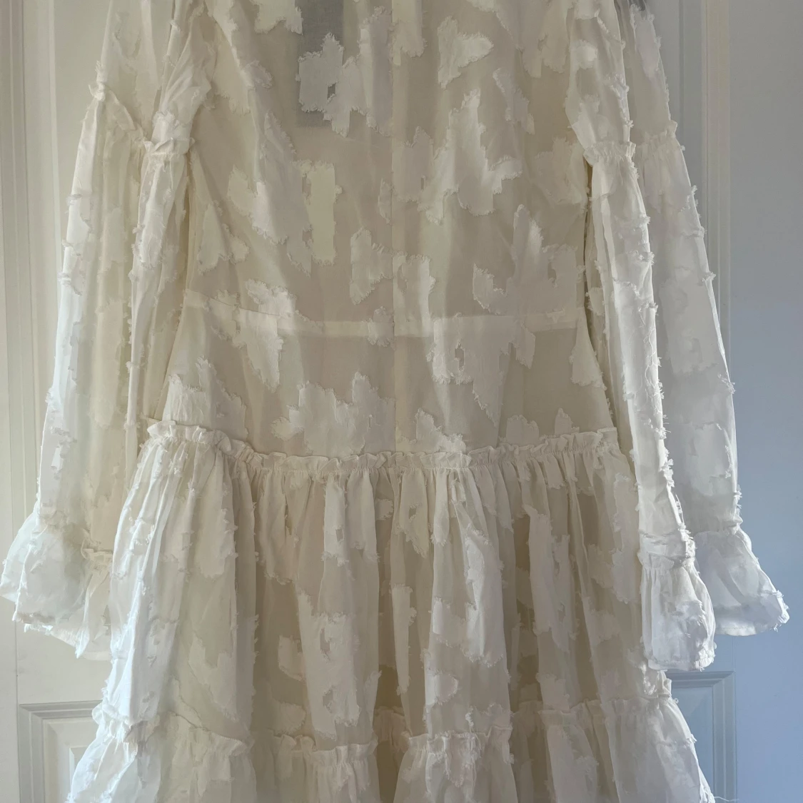 Vit omlottklänning med volang från Boohoo - 1