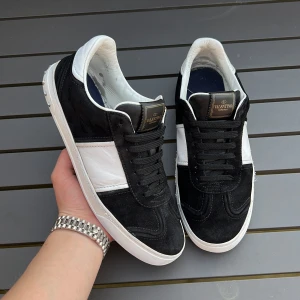 Valentino flycrew  - Säljer dessa snygga flycrews perfekt till sommaren! Size 41 fits 42! Färg:  svart! Skick 7/10. 2 nitar av. Endast skorna ingår. Hör av dig vid minsta fundering 🤩