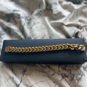 Guldplaterad kedjearmband från KEJSAR - Perfekt guld platerad armband av kejsar en perfekt sommar kedja som syns o gör din outfit bättre 50 11mm ( pris kan diskuteras 