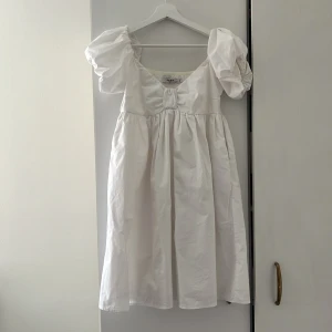 Vit klänning  - Säljer en söt vit klänning med puffiga kortärmar och v-ringning. Perfekt för studenten eller skolavslutningen!! 💓💓 stl 34/S, pris kan diskuteras!