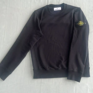 Svart Stone Island - Säljer min svarta Stone island tröja. Tröjan är använd fåtal gånger och i princip i ny skick. Hör av dig vid äkthets bevis eller om du vill ha flera bilder.