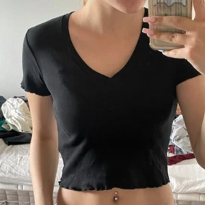 Svart V-ringad croppad t-shirt - Finns inga defekter💞