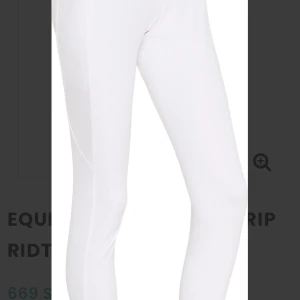 Vita ridleggings - Säljer ett par vita ridleggings med tight passform. Byxorna är stretchiga och sitter skönt mot kroppen, strl S, kan gå ner till 350 vid snabb affär. Ifrån equipage, nypris 669