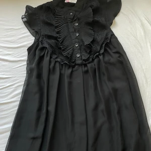 Svart babydoll topp/kläning  - Super gulliga svart babydoll topp från Shikha london i storlek s/xs ungefär och är lite längre än en vanlig topp så kan användas till som en mini dress oxå 💓 