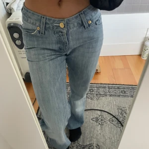 Lågmidjade ljusblå jeans  - Snygga lågmidjade vintage ljusblåa jeans med utsvängda ben! De har sytts upp för att passa mig bättre i längden.                                              Beninnerlängd- 70cm      Midja/höft-74cm
